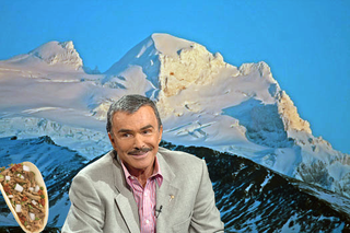 Illustration for article titled Burt Reynolds on a Mountaintop With a Taco is Surprisingly Popular